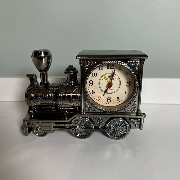 Quartz Train Engine Clock. - Picture 1 of 5